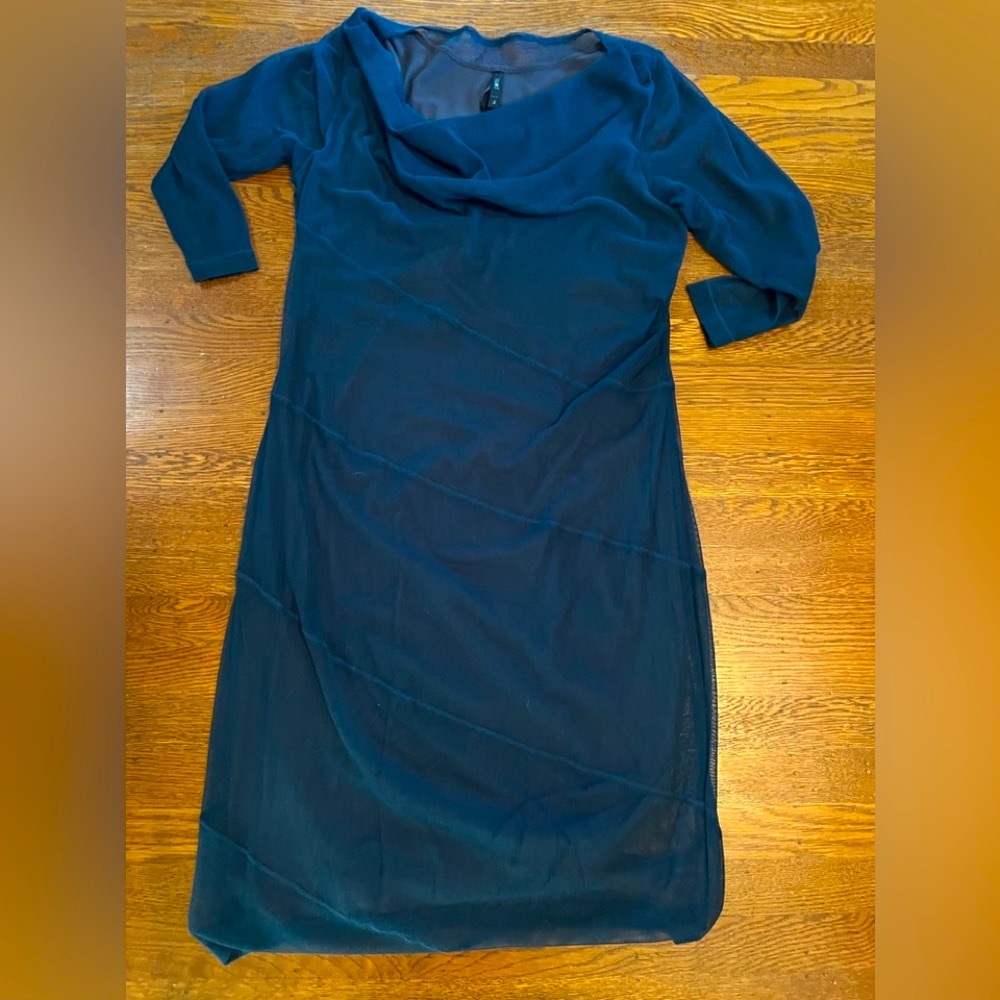 Flattering holiday dress -picture does not do it justice!